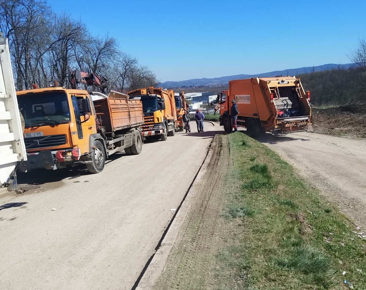 Kolona kamiona sa smećem pred kapijom „DEP-OT“-a (FOTO)