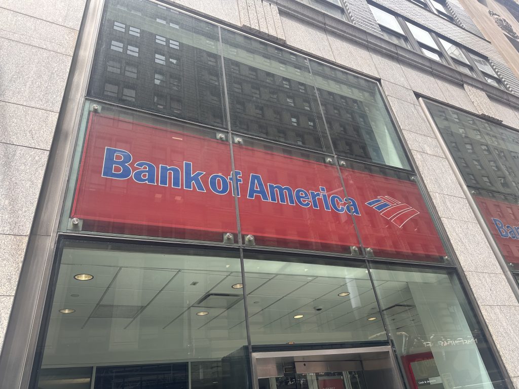Bank of America podiže minimalnu platu