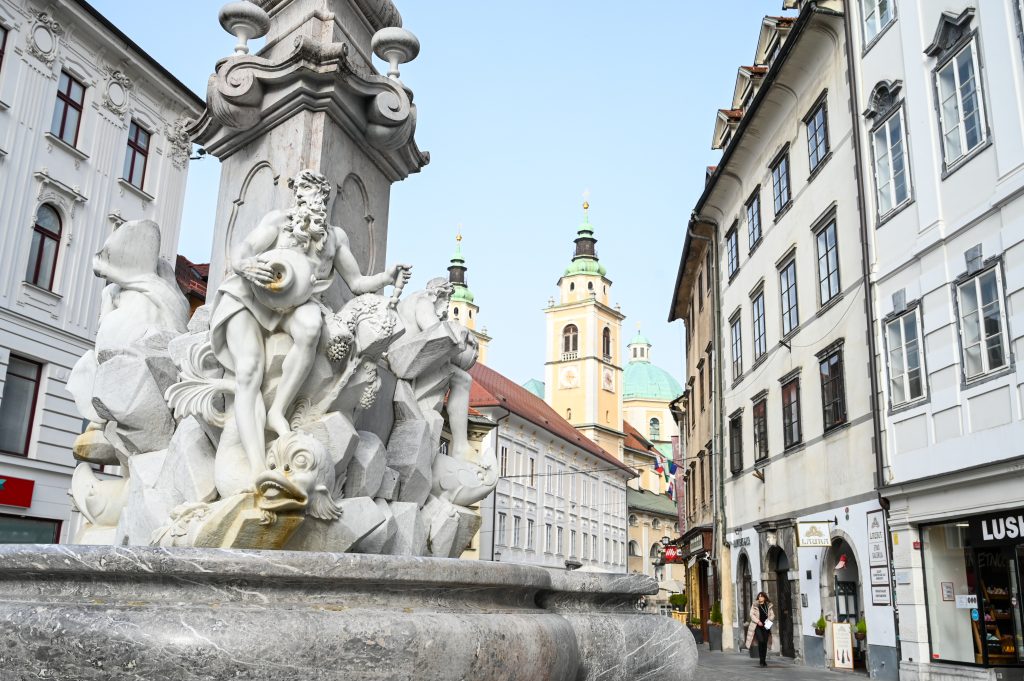 Slovenija uvodi obavezni božićni bonus za sve zaposlene od 639 evra