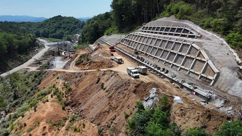 Radovi na autoputu kroz FBiH kratko prekinuti zbog duga