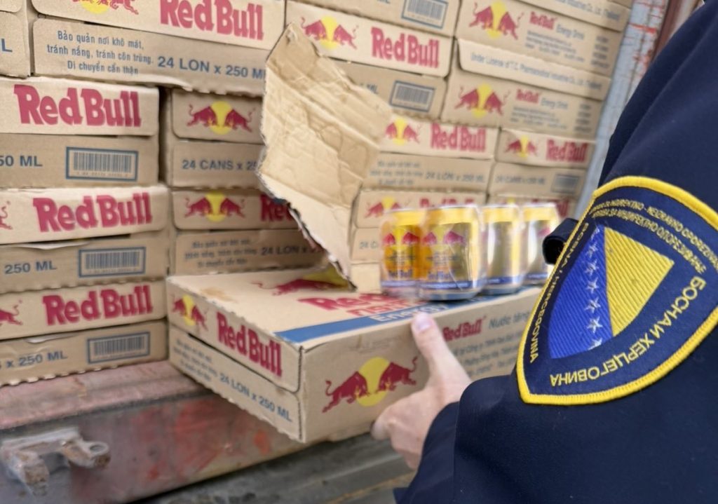 U Gradišci pronašli 69.600 limenki lažnog Red Bulla