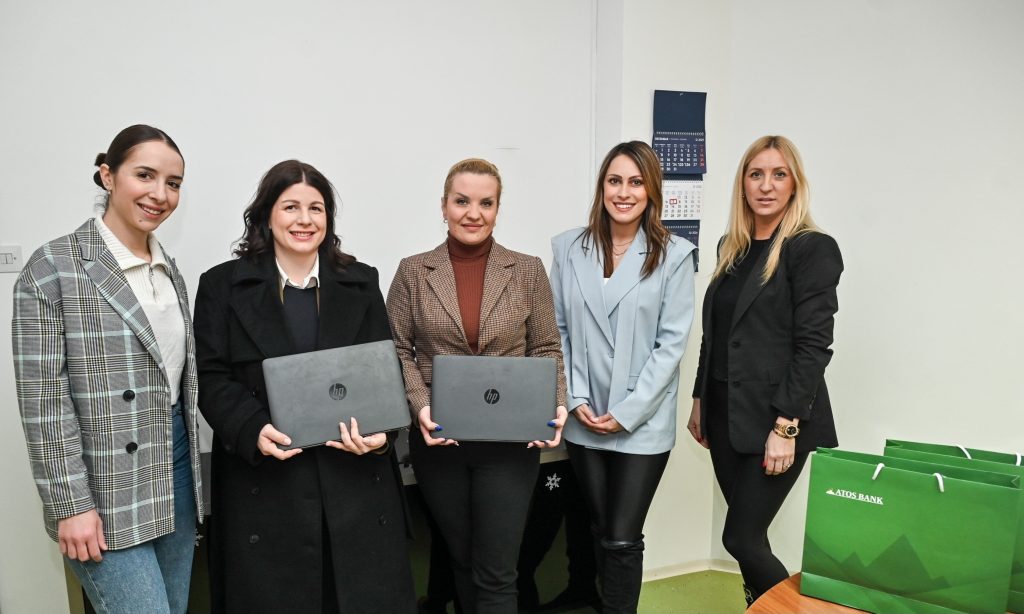 ATOS BANK uručila donaciju laptop računara Centru za socijalni rad Banja Luka